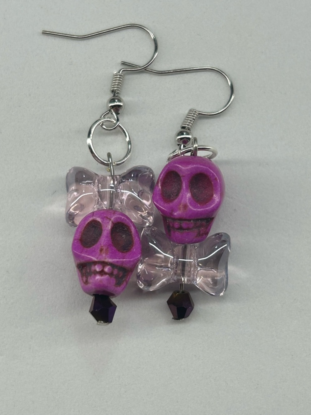 Q427. Dyed Howlite Or Magnesite Skull Couple Earrings